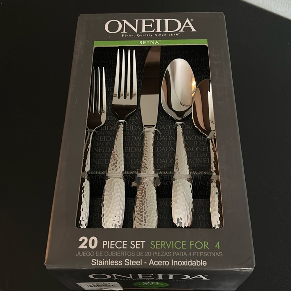 Oneida 20 piece set “Reyna” brand new